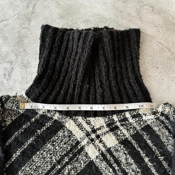 Black & White Ultra Soft Knit Poncho by Steve Madden / Size: OSFM - Picture 3 of 4